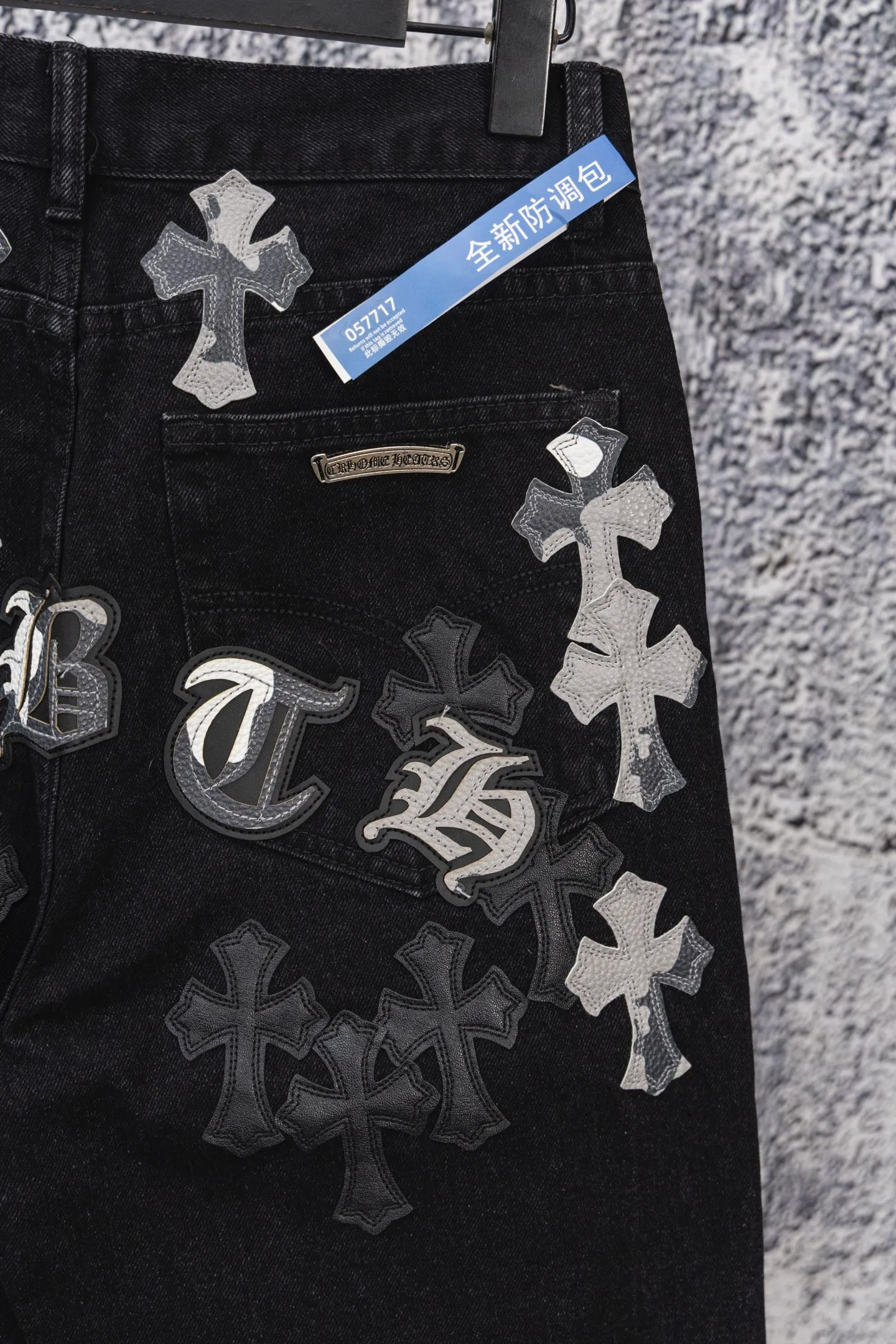 P250 chrome hearts new gray and black gradient cross patchwork leather black jeans vi Top heavy industry fashionable design] Consistent high street luxury style creation. Speaking of this style, the Zangyin family and GU family are definitely the leading representative brands. Especially the Zangyin family has really achieved a state-of-the-art effect in creating high street style. The unique washed material is used to create this style. The color system is quite eye-catching. After it is decorated with patchwork cross flowers, it cleverly highlights the charm of the brand. Secondly, this style uses classic The classic high-waist cutting design highlights the long legs and fashionable temperament of the upper body. The brand is highly recognizable and the slim fit configuration is more suitable for daily wear. It is a product that interprets personality, fashion, and specifications at a glance. This single product is enough to make any fan excited. It can be a white T-shirt for youthful preppy style, or a tight suspender for lady style. It has strong matching ability and can be easily controlled by men.  [Materials and craftsmanship] Needless to say, this point goes without saying. As an excellent craftsman brand, Zangyin’s requirements for details and craftsmanship are really perfect. The washed color of this model has gone through so many processes, not to mention the embellishment of denim appliques. It is also purely hand-made and sewn. Just like what they believe in, only hand-made things have soul and have the meaning of wear. A top-notch heavy-duty fashionable denim item, I look forward to your perfect interpretation! !  Size: 28-36 Color: black